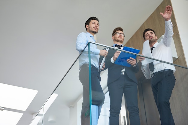 Foto gratuita primo piano sulle persone che lavorano in ufficio