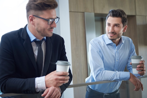 Foto gratuita primo piano sulle persone che lavorano in ufficio