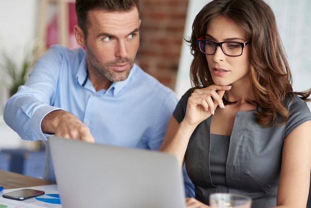 Foto gratuita primo piano sulle persone che lavorano in ufficio