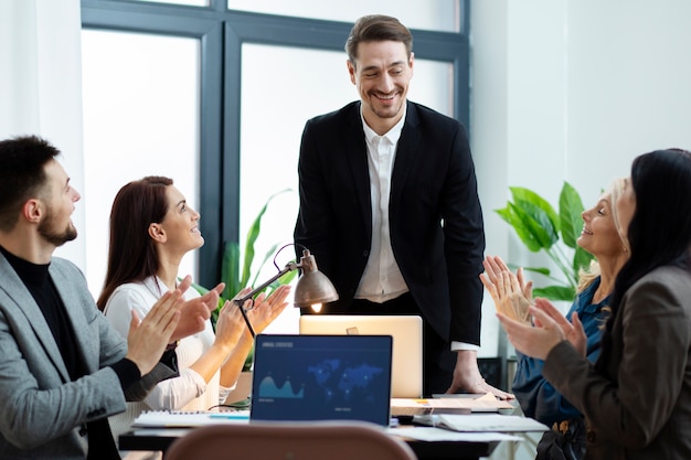 Foto gratuita chiudere le persone che lavorano insieme alla scrivania