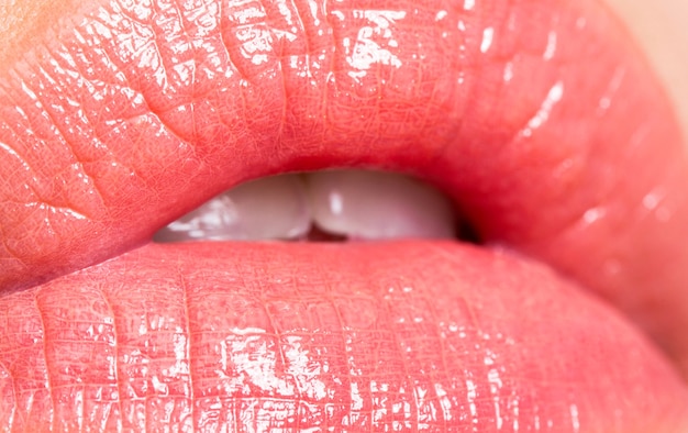 Крупным планом идеальный естественный макияж губ красивый женский рот. пухлые сексуальные полные губы. розовая помада. идеальный естественный макияж губ