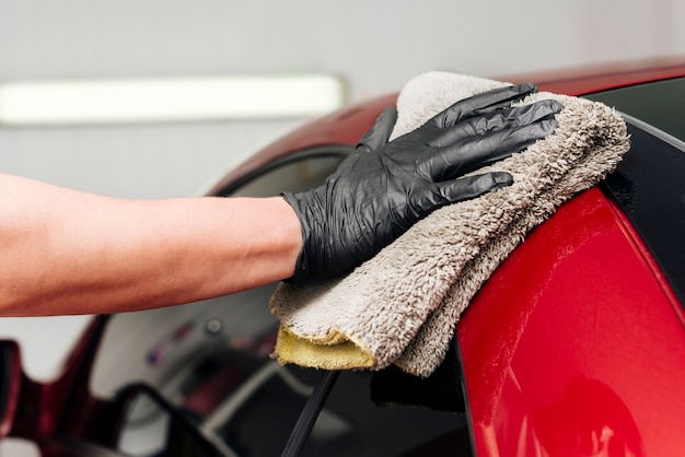 車の外装を掃除人のクローズアップ