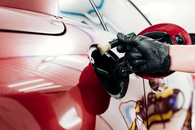 車の外装を掃除人のクローズアップ