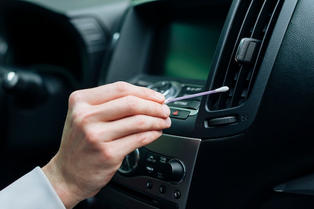 Foto gratuita chiuda in su della persona che pulisce l'interno dell'automobile