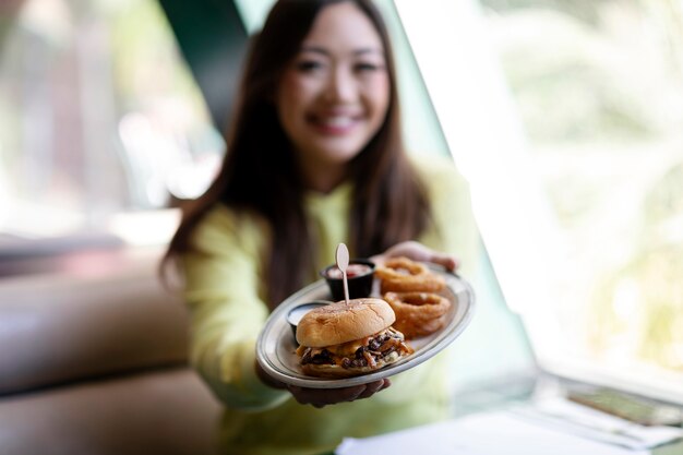 食べ物を楽しんでいる人にクローズアップ