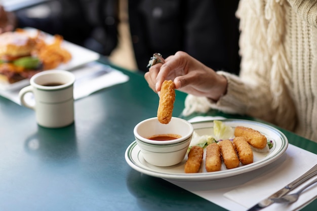 食べ物を楽しんでいる人にクローズアップ