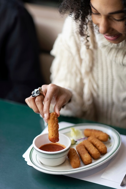 食べ物を楽しんでいる人にクローズアップ