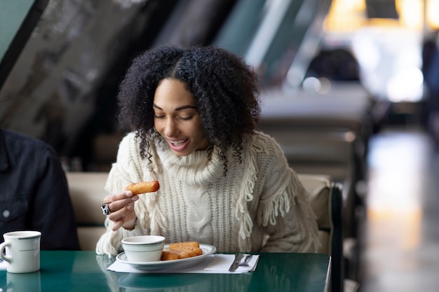 Free photo close up on person enjoying food