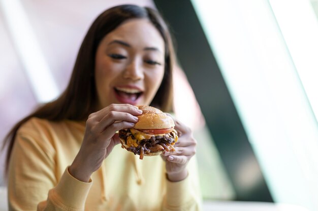 食べ物を楽しんでいる人にクローズアップ