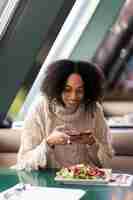 Free photo close up on person enjoying food