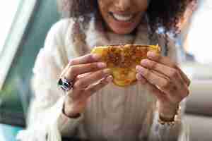 Free photo close up on person enjoying food