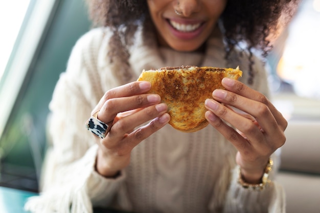 食べ物を楽しんでいる人にクローズアップ