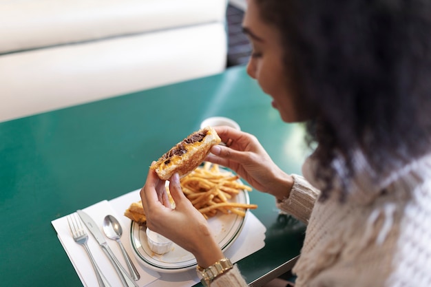 食べ物を楽しんでいる人にクローズアップ