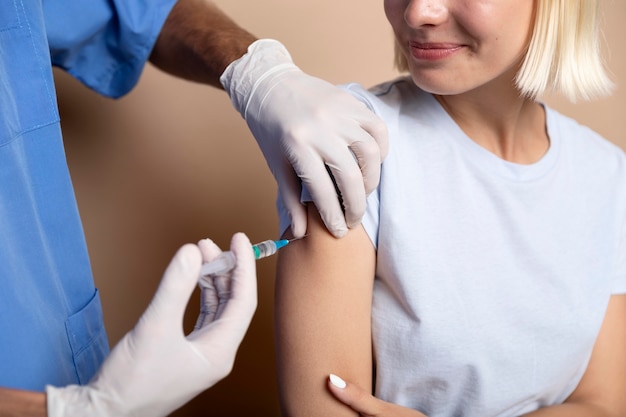 Foto gratuita primo piano sulla persona che viene vaccinata