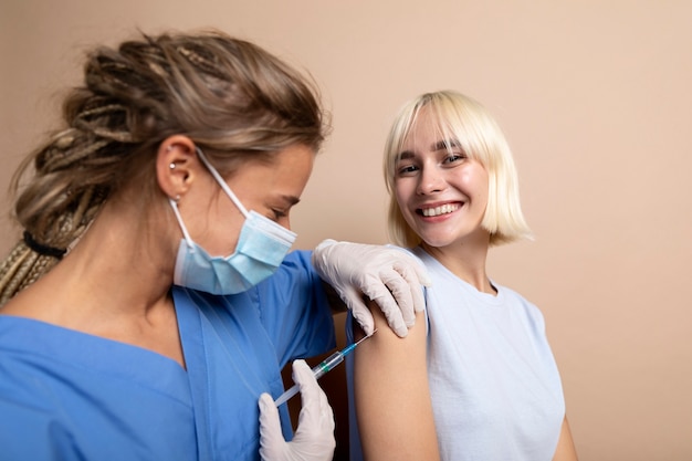 Foto gratuita primo piano sulla persona che viene vaccinata