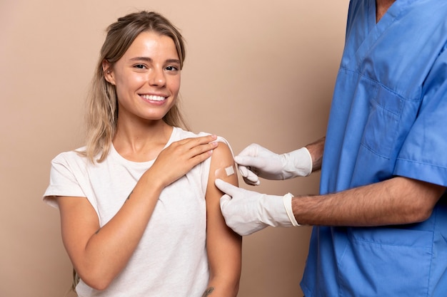 Foto gratuita primo piano sulla persona che viene vaccinata