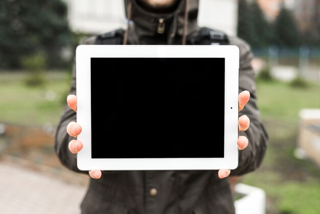 Foto gratuita primo piano delle mani di una persona che mostrano schermo in bianco della compressa digitale