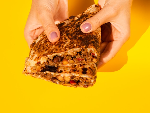 맛있는 멕시코 음식 들고 근접 사람