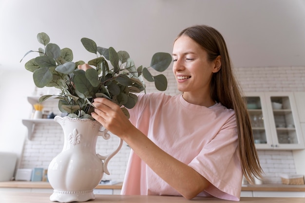 Foto gratuita primo piano sulla persona che rende la casa confortevole