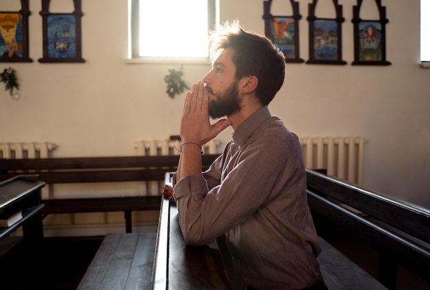 Foto gratuita primo piano sulla persona che prega