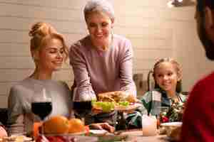 Foto gratuita primo piano sulla persona che prepara la cena di natale