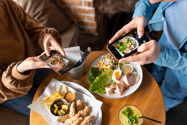 Foto gratuita primo piano sulla persona che scatta foto del cibo