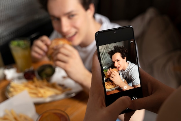 Foto gratuita primo piano sulla persona che scatta foto del cibo