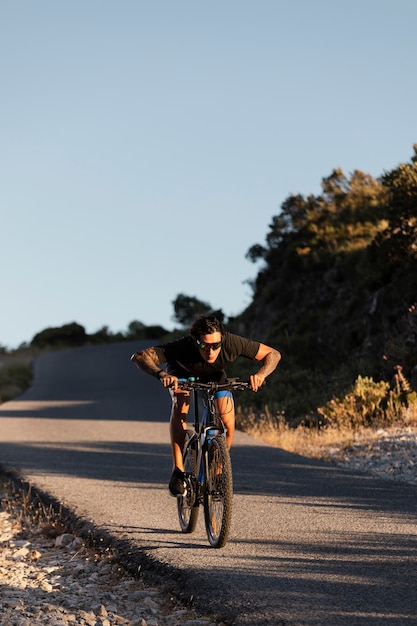 Foto gratuita primo piano su persona con bici elettrica