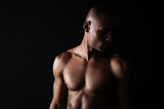 アフロアメリカンの筋肉質の若い男のクローズアップ写真
