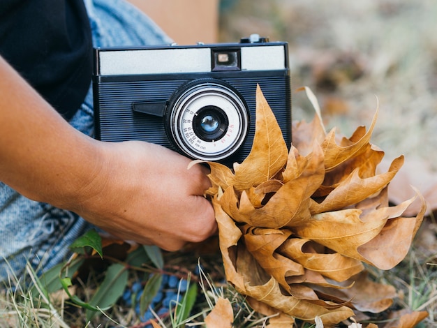 Foto gratuita primo piano di una macchina fotografica tenuta da una donna