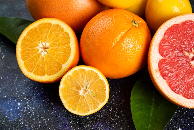 柑橘系の果物の半分または全体の写真をクローズアップ。