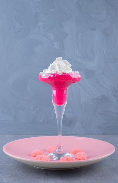 Free photo close up photo of creamy pink cocktail on pink plate