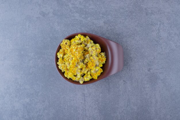 Free photo close up photo of dry herbs in bowl