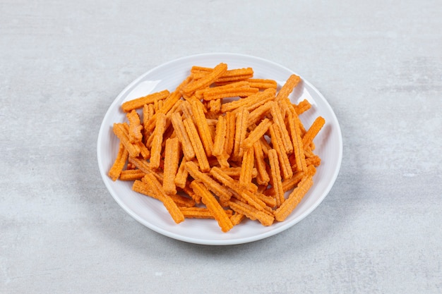 Free photo close up photo of fresh chips on white plate.