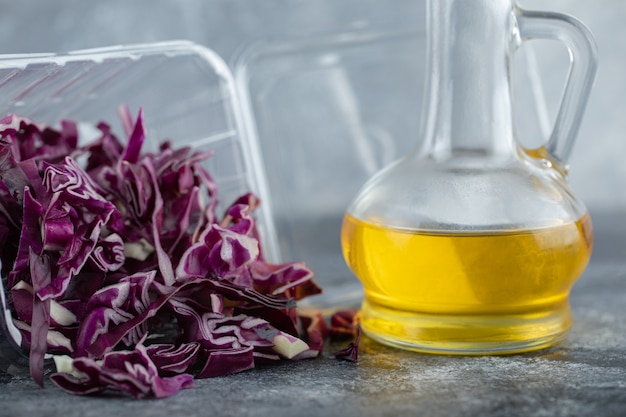 Free photo close up photo of fresh chopped cabbage with bottle of oil .