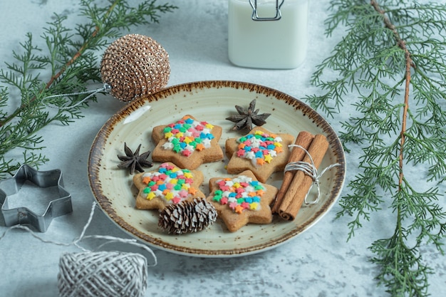 Free photo close up photo of fresh homemade cookies on plate over white.