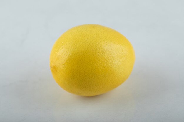 白い背景の上の新鮮なレモンの写真を閉じます。