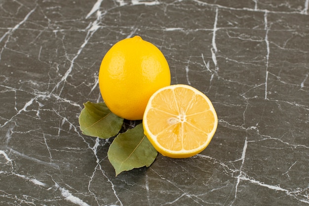 Free photo close up photo of fresh lemons on grey.