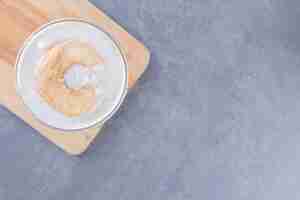 Free photo close up photo of freshly made caramel milk shake on wooden board