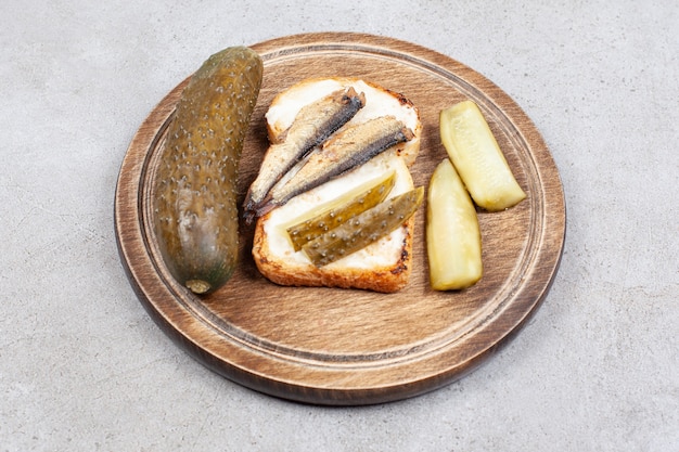 Крупным планом фото домашнего сэндвича с рыбой с рассолом