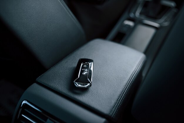 Крупным планом фото ключей, лежащих внутри нового современного автомобиля