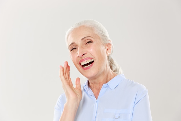 笑っている高齢者の女性のクローズアップ写真