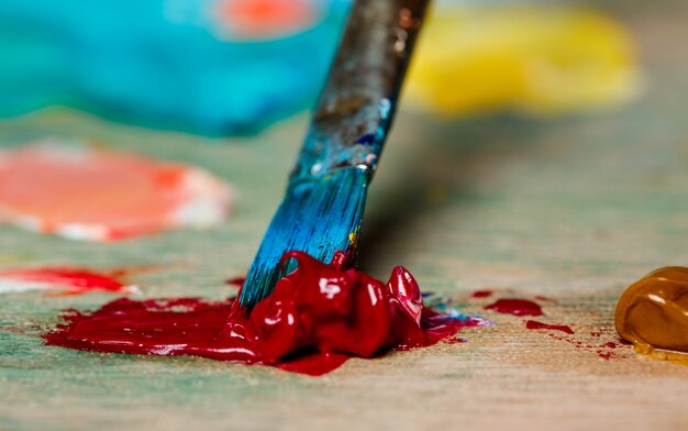 Крупным планом фото смешивания масляных красок на палитре