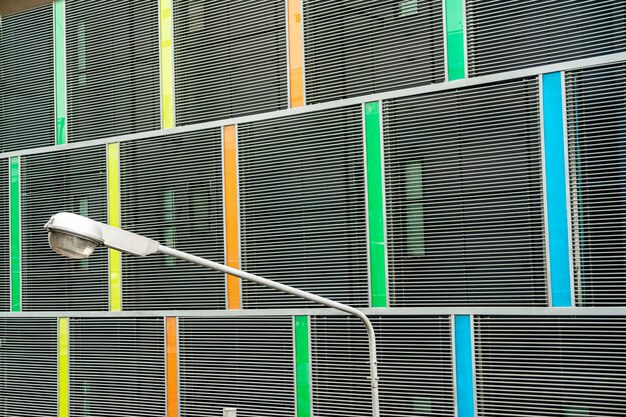 Крупным планом фото фонарного столба с металлической сеткой и разноцветными линиями. абстрактный металлический каркас на тему современной архитектуры, экстерьера здания, строительной индустрии или технологий.