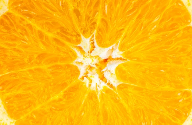 흰색 바탕에 오렌지의 사진을 닫습니다. 오렌지 과일은 반으로 잘라 내부에 매크로 보기입니다. 아름다운 자연 벽지.