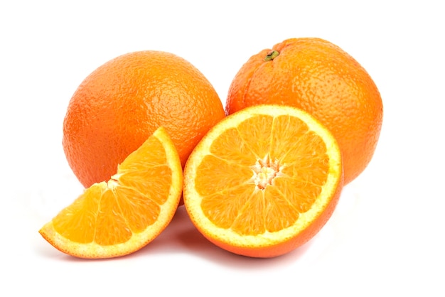 오렌지 전체 또는 슬라이스에 고립 된 흰색 표면의 사진을 닫습니다.
