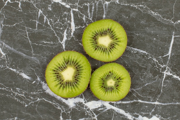 Free photo close up photo of organic kiwi slices.