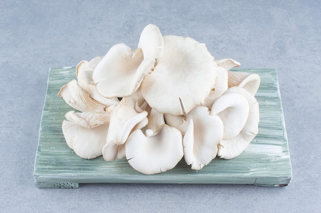 Free photo close up photo of oyster mushroom on wooden board.