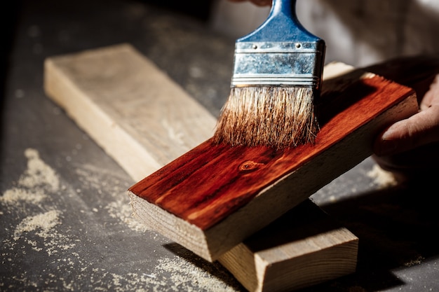 Foto gratuita chiuda sulla foto del legno della pittura nel colore marrone.