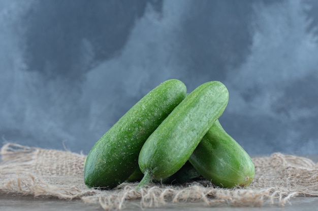 Foto gratuita chiuda sulla foto della pila di cetriolo organico verde.